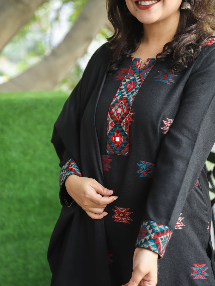 शैलजा Oil Black Round Neck Kullu Thread Weaved Semi Pashmina Winter 3 Piece Set
