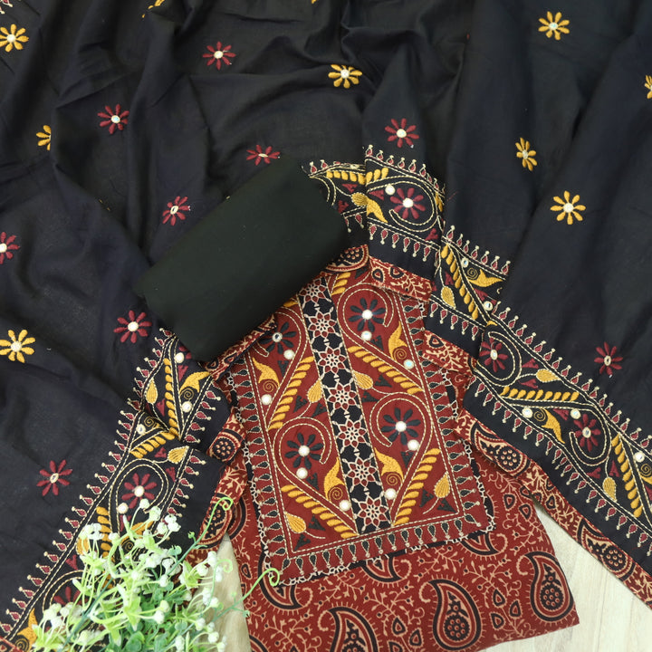 Khairiyat Off Red Kutch Mirror Work Neck Gamthi Cotton Suit Set