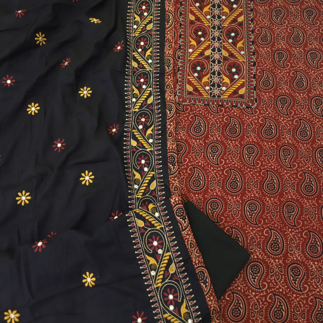 Khairiyat Off Red Kutch Mirror Work Neck Gamthi Cotton Suit Set