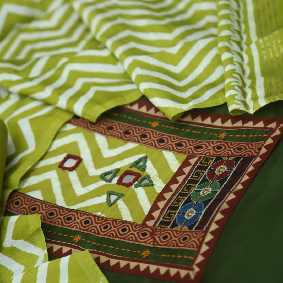 Kinaari Grass Green Mirror in Leheriya Print Patch Glazed Cotton Suit Set