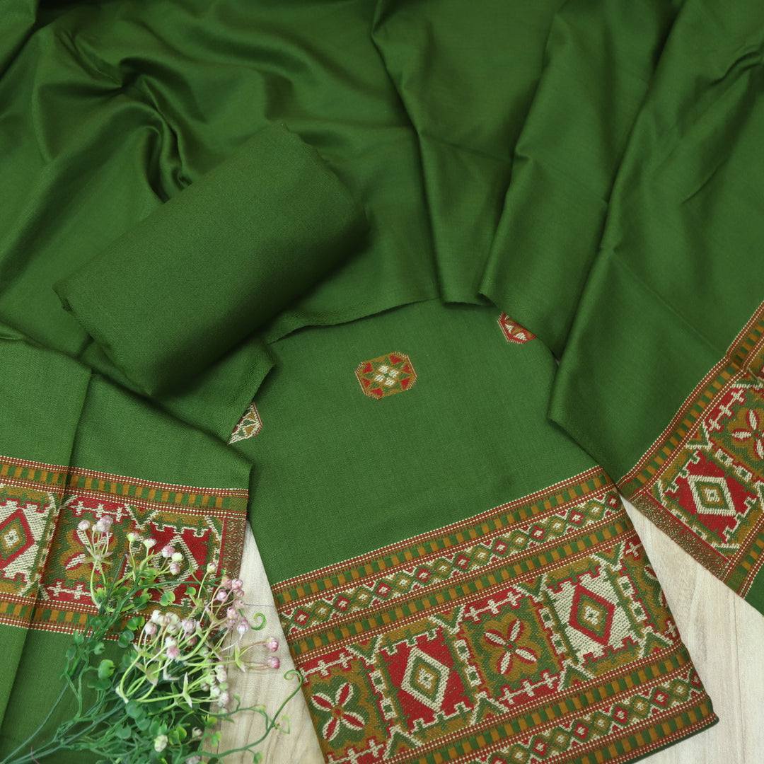 कृति Grass Green Kullu Thread Weaved Hem Semi Pashmina Winter Suit Set
