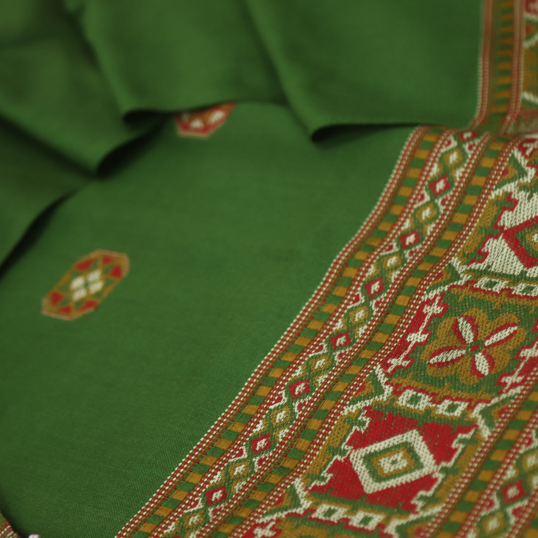 कृति Grass Green Kullu Thread Weaved Hem Semi Pashmina Winter Suit Set