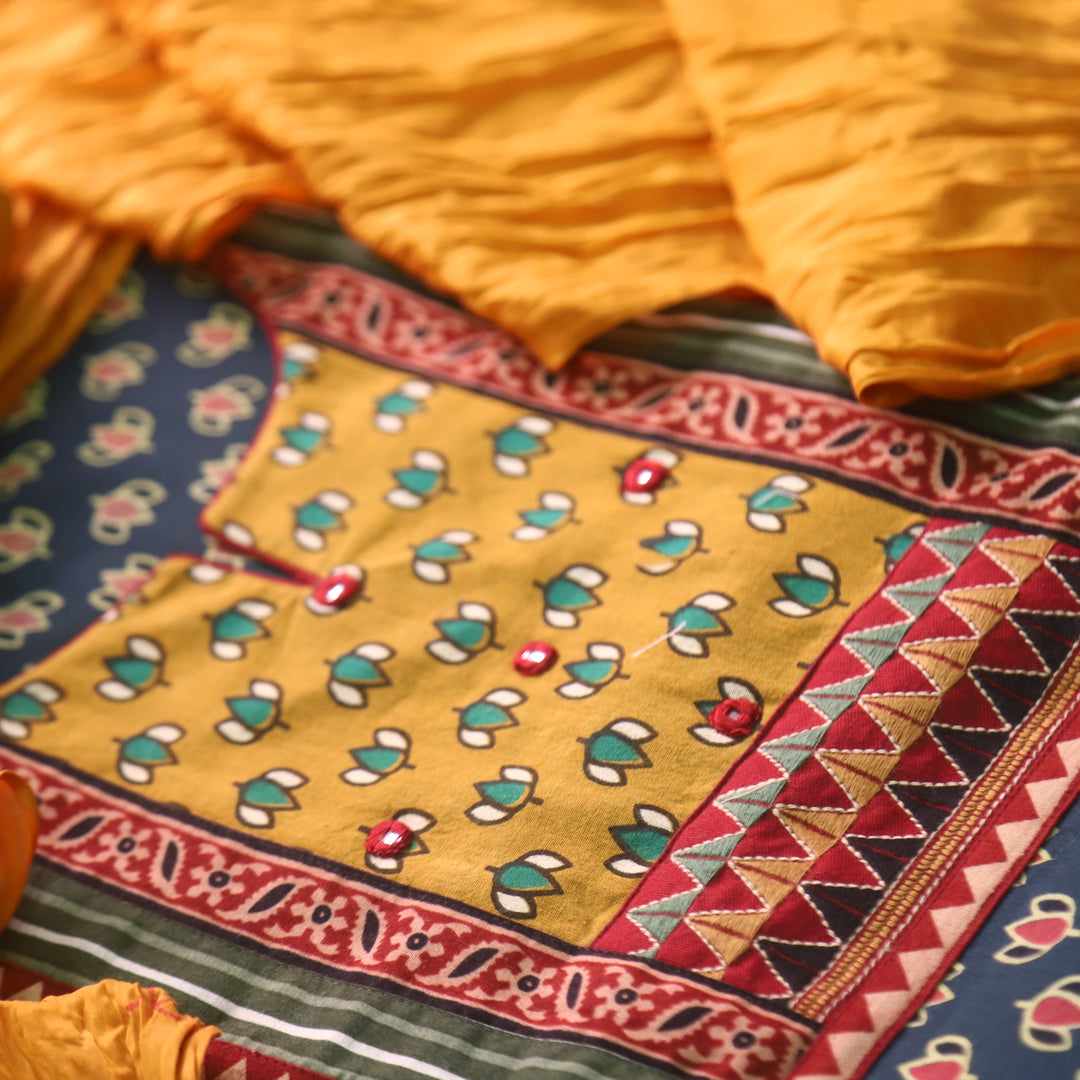 Sufna Pine Green Lotus Printed Kutch Patch Neck Work Cotton Suit Set