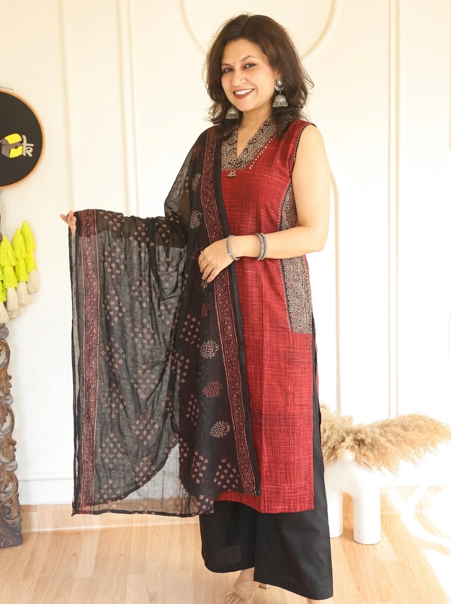 Shambhavi Barn Maroon V Neck Brush Painted 3 Piece Set