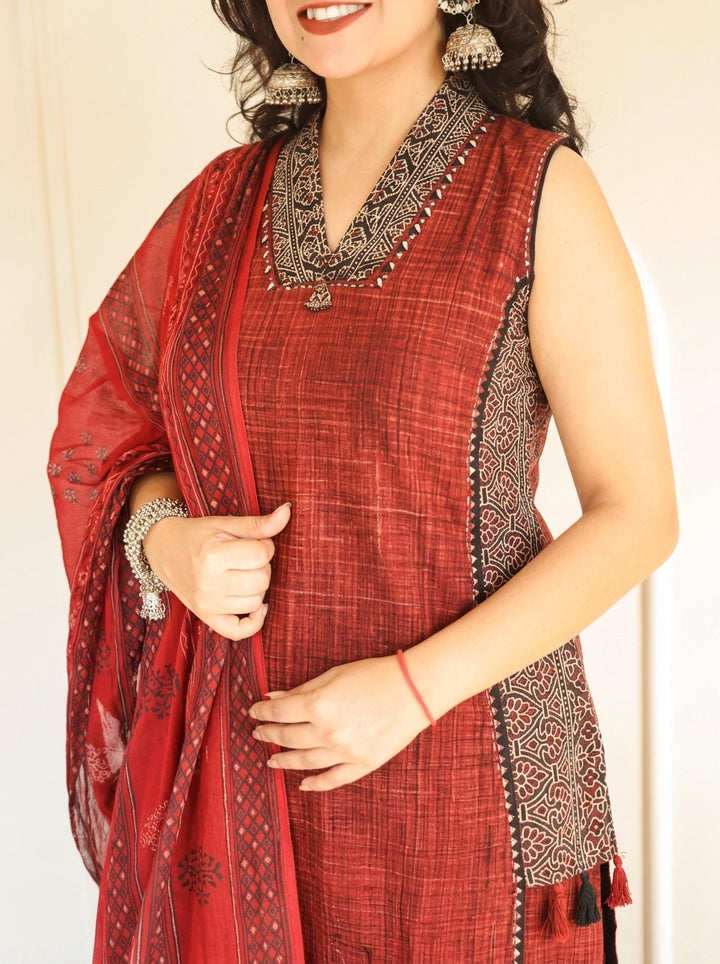 Shambhavi Barn Maroon V Neck Brush Painted 3 Piece Set