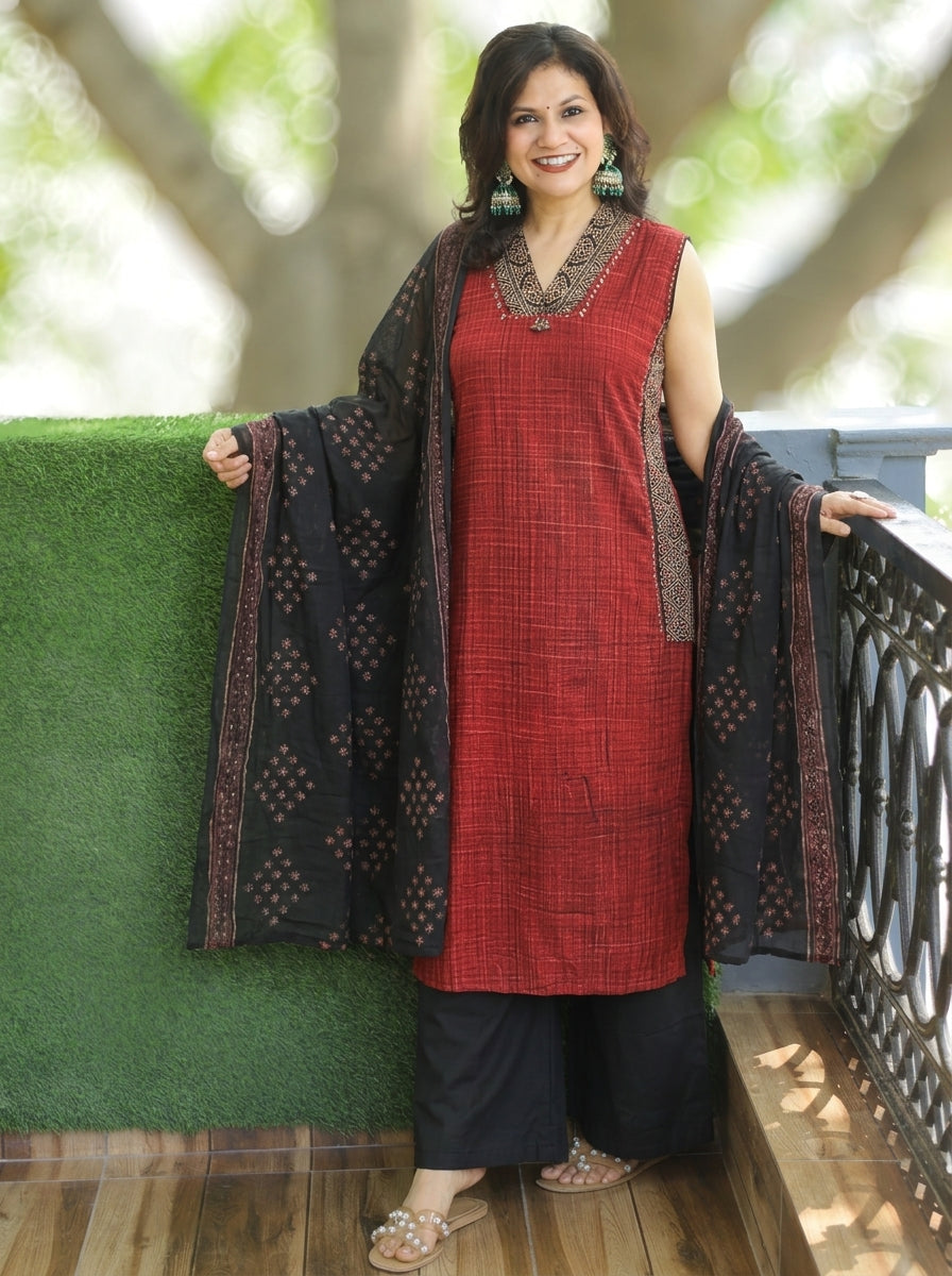 Shambhavi Barn Maroon V Neck Brush Painted 3 Piece Set