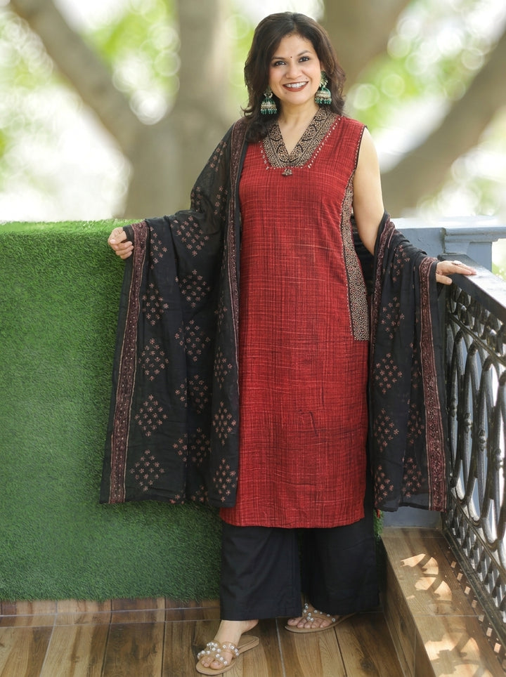 Shambhavi Barn Maroon V Neck Brush Painted 3 Piece Set