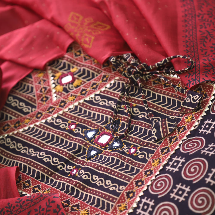Khairiyat Night Black Angrakha Kutch Work Cotton Top With Cotton Dupatta