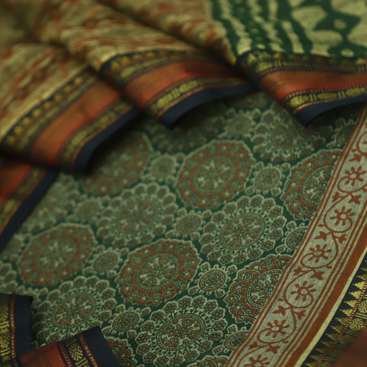 हीरल Grass Green Ajrak Printed Mangalgiri Hem Work Cotton Suit Set
