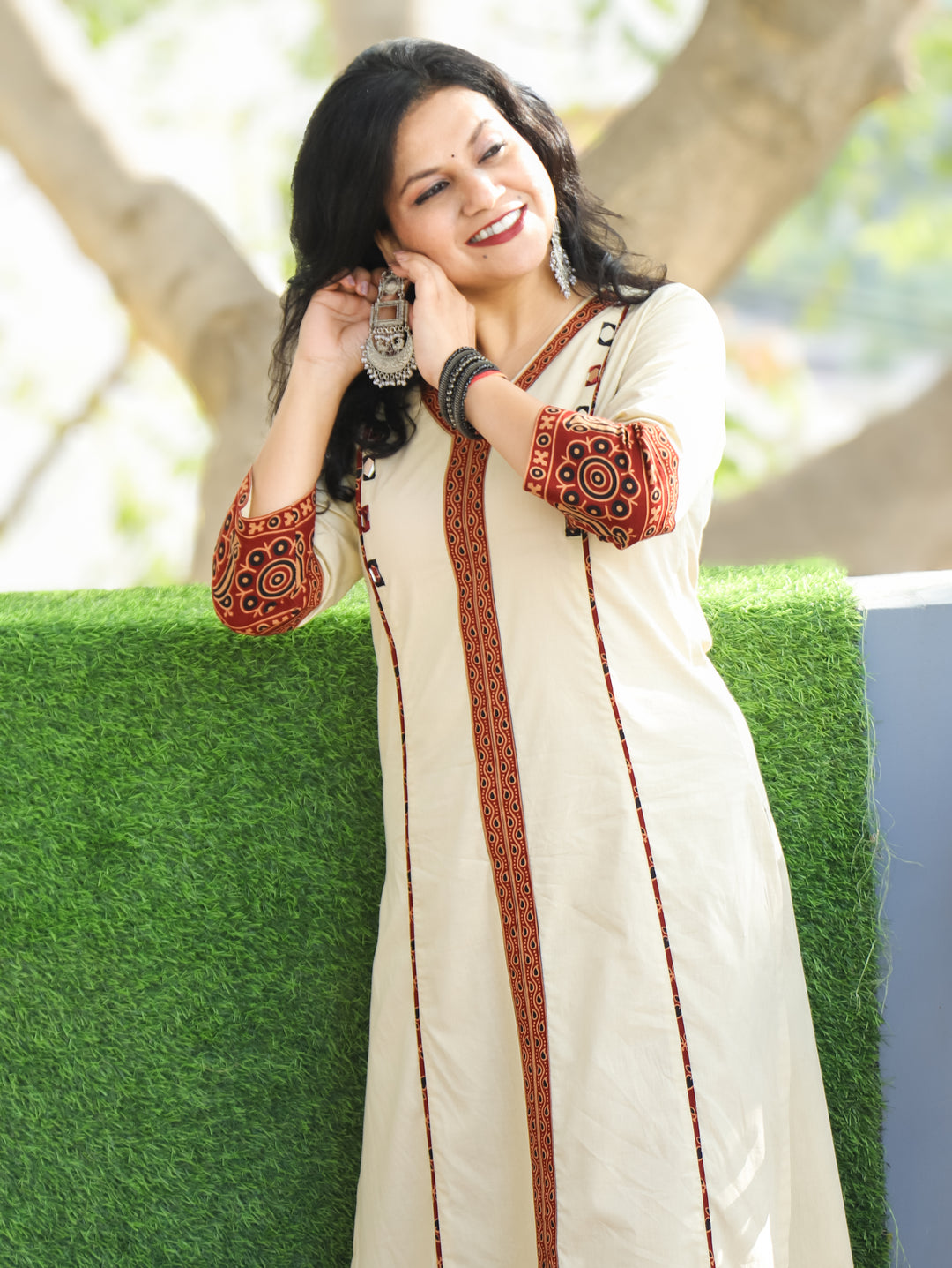 Aproova Shell White V Neck Patch in Panel Style with Mirror Work Cotton Kurti