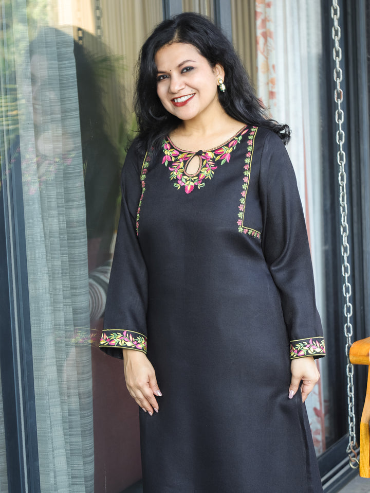 छाया Ebony Black Embroidered Keyhole Neck Semi Pashmina Winter Kurti