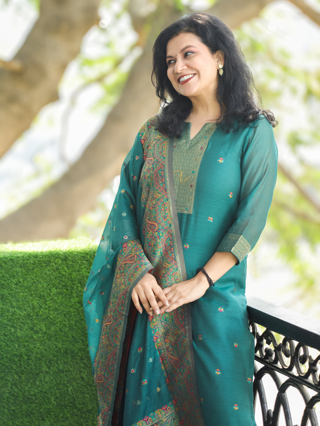 Saheli Emerald Green Round Neck in Jamdani Kashmiri Inspired Chanderi 3 Piece Set