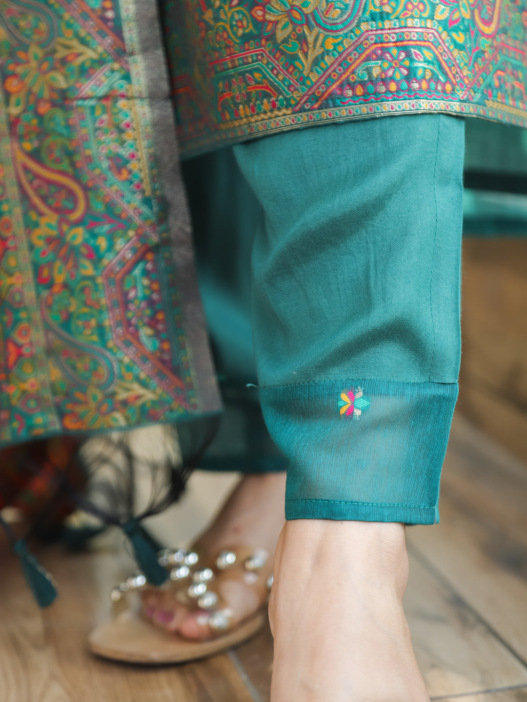 Saheli Emerald Green Round Neck in Jamdani Kashmiri Inspired Chanderi 3 Piece Set