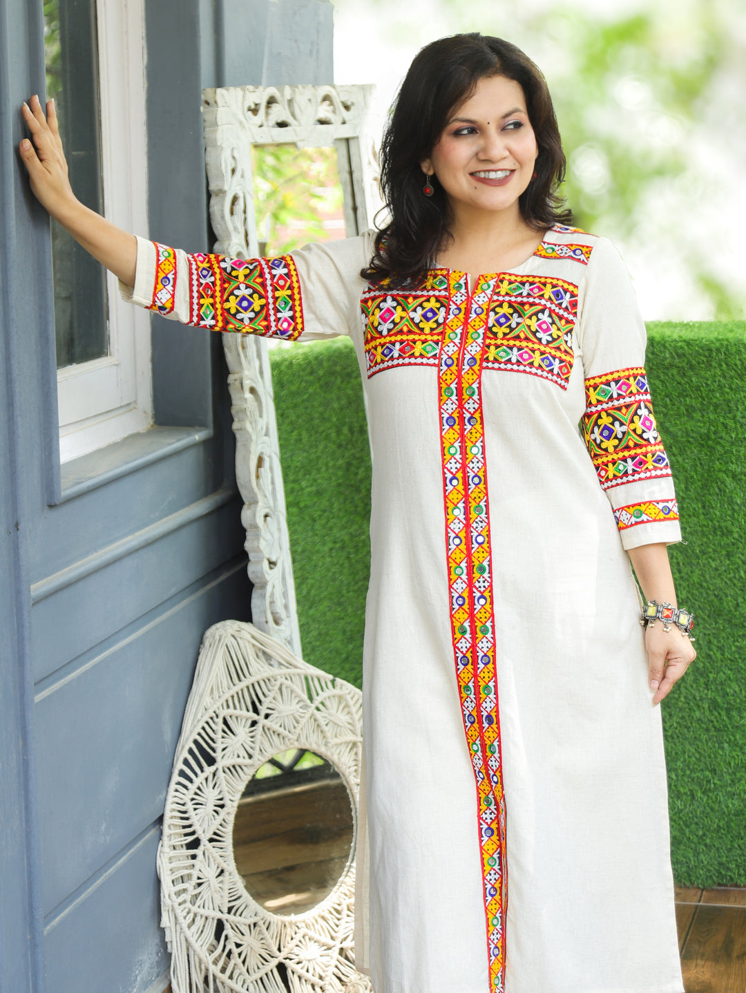 Naavali White Kutchi Mirror and Thread Embroidered Cotton Kurti