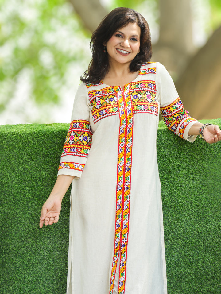 Naavali White Kutchi Mirror and Thread Embroidered Cotton Kurti
