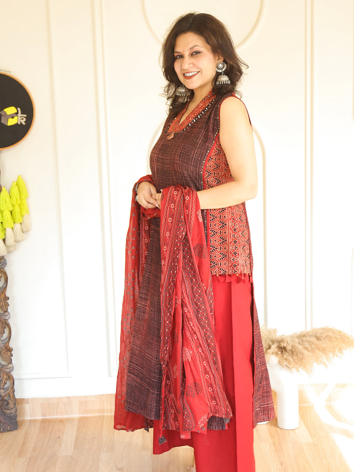 Shambhavi Faded Black V Neck Brush Painted 3 Piece Set