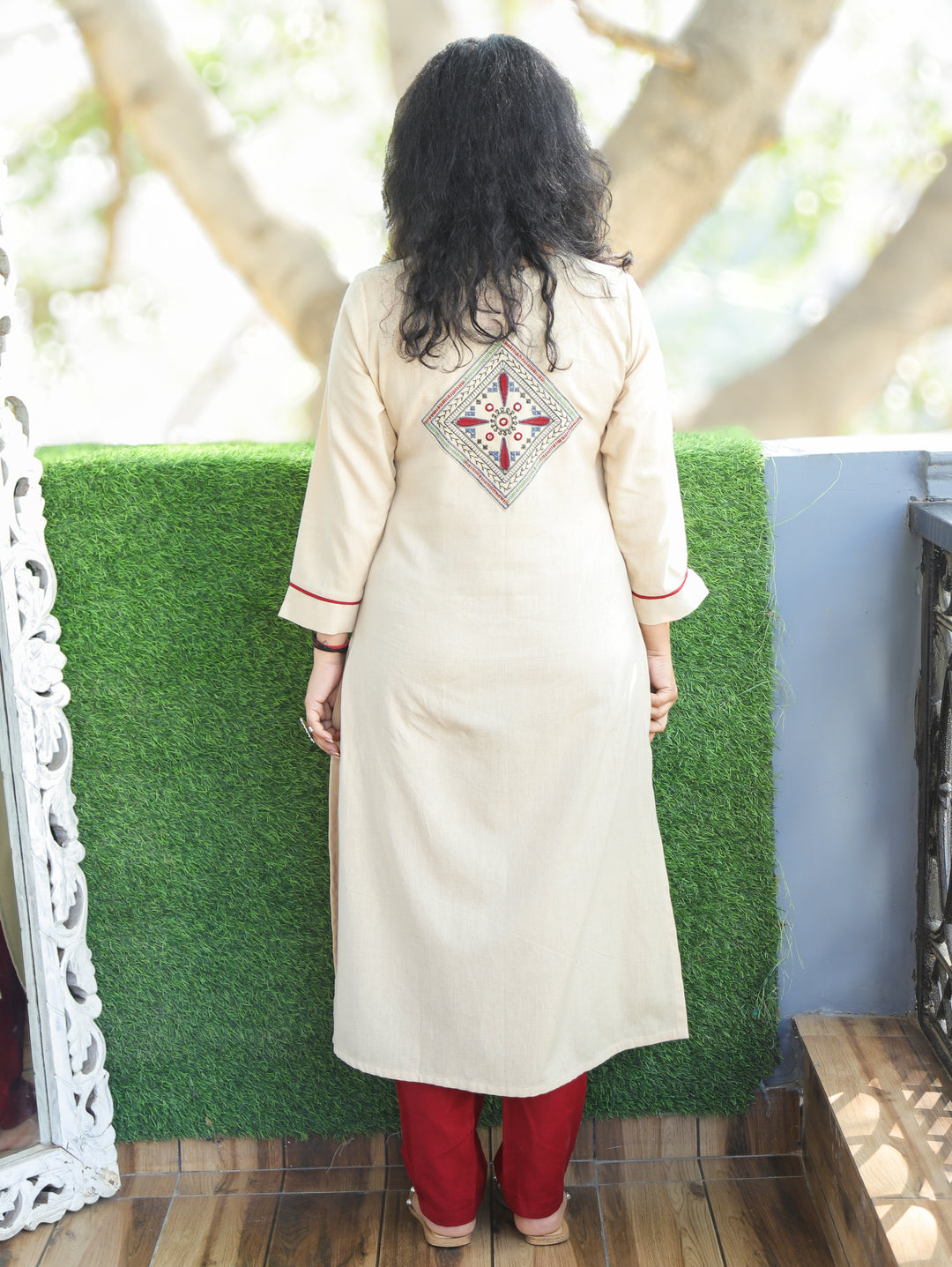 Chanda Shell White Thread Embroidered Neck Yoke Work Cotton Kurti