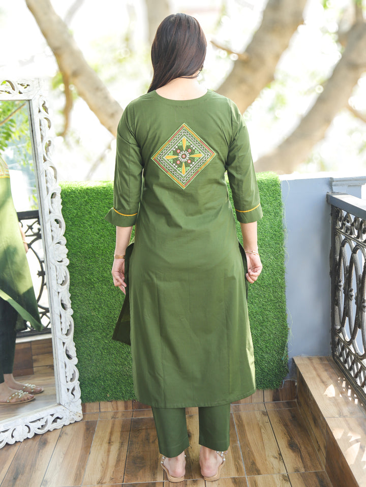 Chanda Forest Green Thread Embroidered Neck Yoke Work Cotton Kurti
