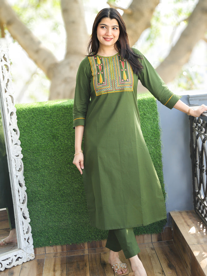 Chanda Forest Green Thread Embroidered Neck Yoke Work Cotton Kurti