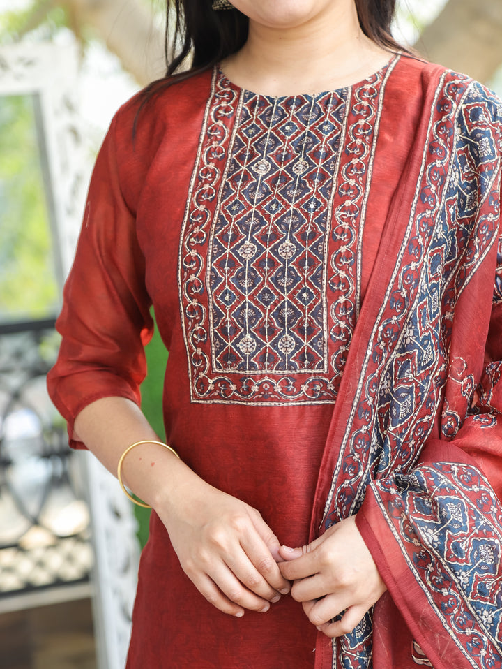 Nandani Barn Mauve Printed Neck with Kolkata Hand Kantha Work Chanderi 3 Piece Set