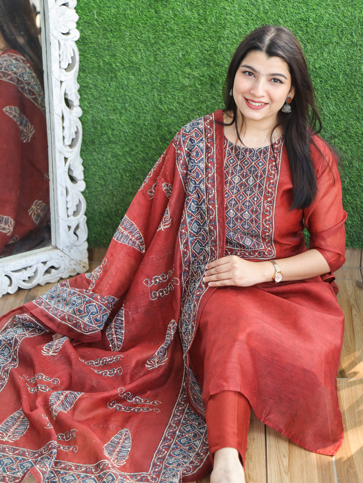 Nandani Barn Mauve Printed Neck with Kolkata Hand Kantha Work Chanderi 3 Piece Set