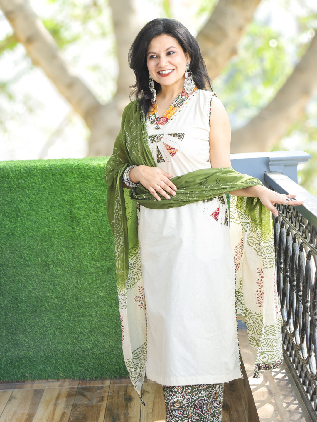 Zoya Cream White V Neck Applique Patch and kalamkari Bottom Cotton 3 Piece with Pocket  D1