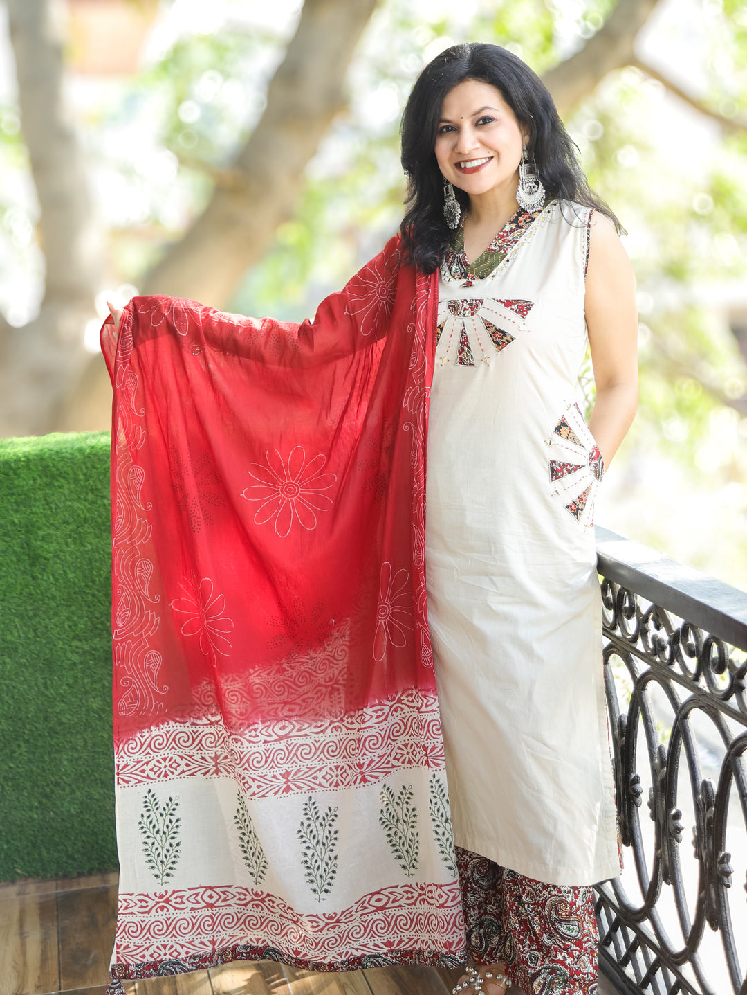 Zoya Cream White V Neck Applique Patch and kalamkari Bottom Cotton 3 Piece Set with Pocket D3