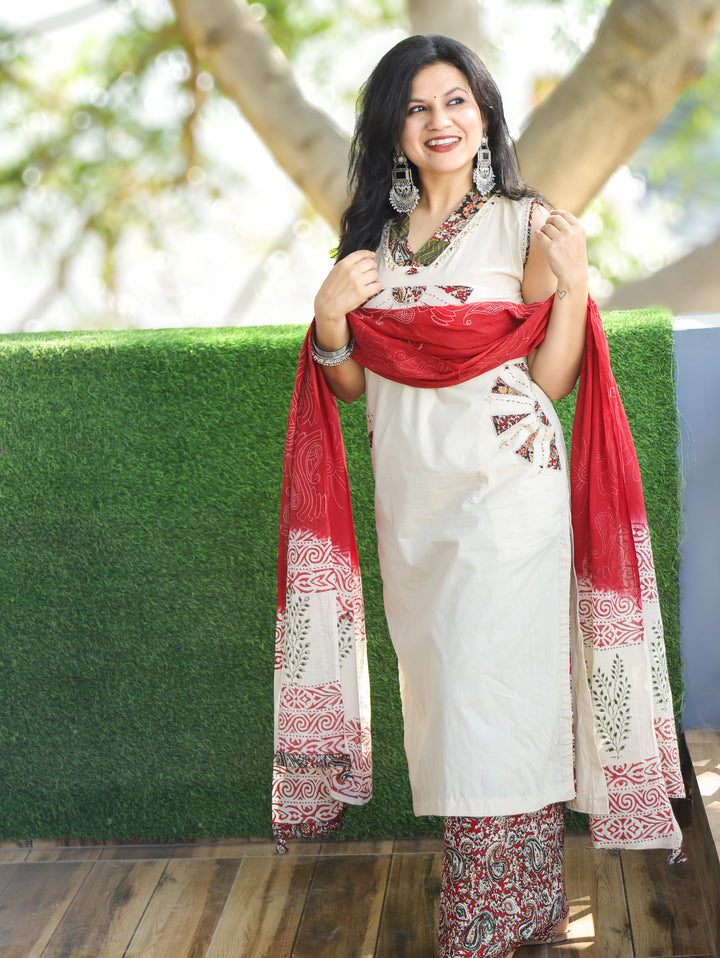 Zoya Cream White V Neck Applique Patch and kalamkari Bottom Cotton 3 Piece Set with Pocket D3
