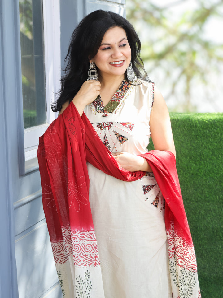 Zoya Cream White V Neck Applique Patch and kalamkari Bottom Cotton 3 Piece Set with Pocket D3