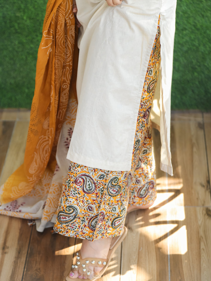 Zoya Cream White V Neck Applique Patch and kalamkari Bottom Cotton 3 Piece Set with Pocket D2