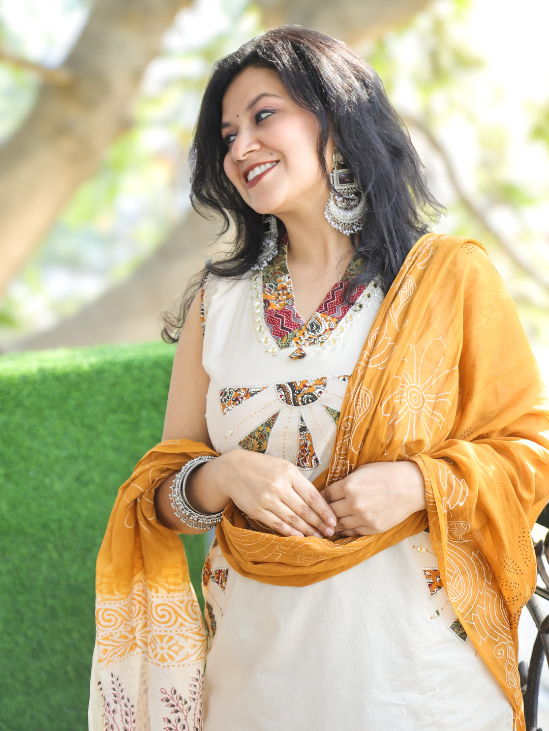 Zoya Cream White V Neck Applique Patch and kalamkari Bottom Cotton 3 Piece Set with Pocket D2