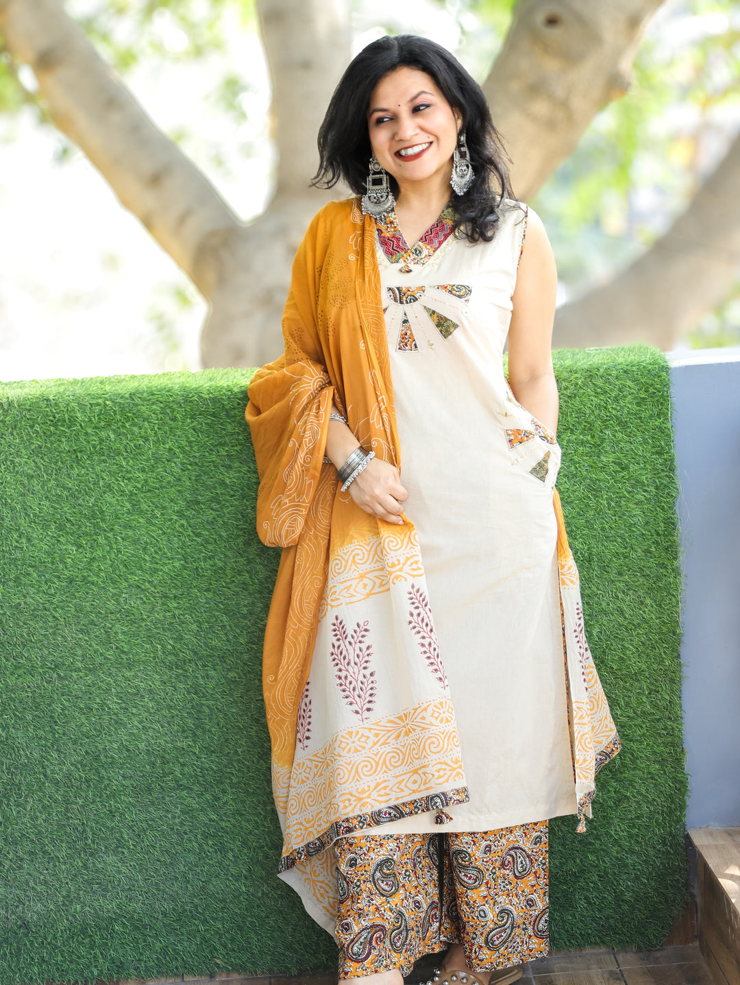 Zoya Cream White V Neck Applique Patch and kalamkari Bottom Cotton 3 Piece Set with Pocket D2