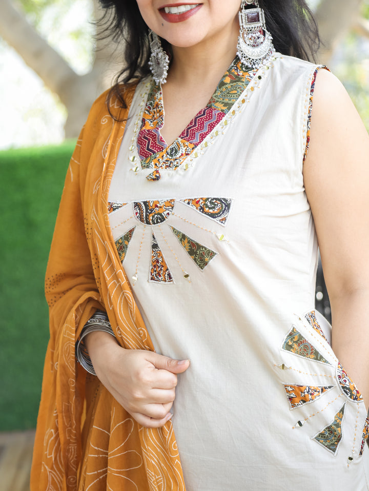 Zoya Cream White V Neck Applique Patch and kalamkari Bottom Cotton 3 Piece Set with Pocket D2