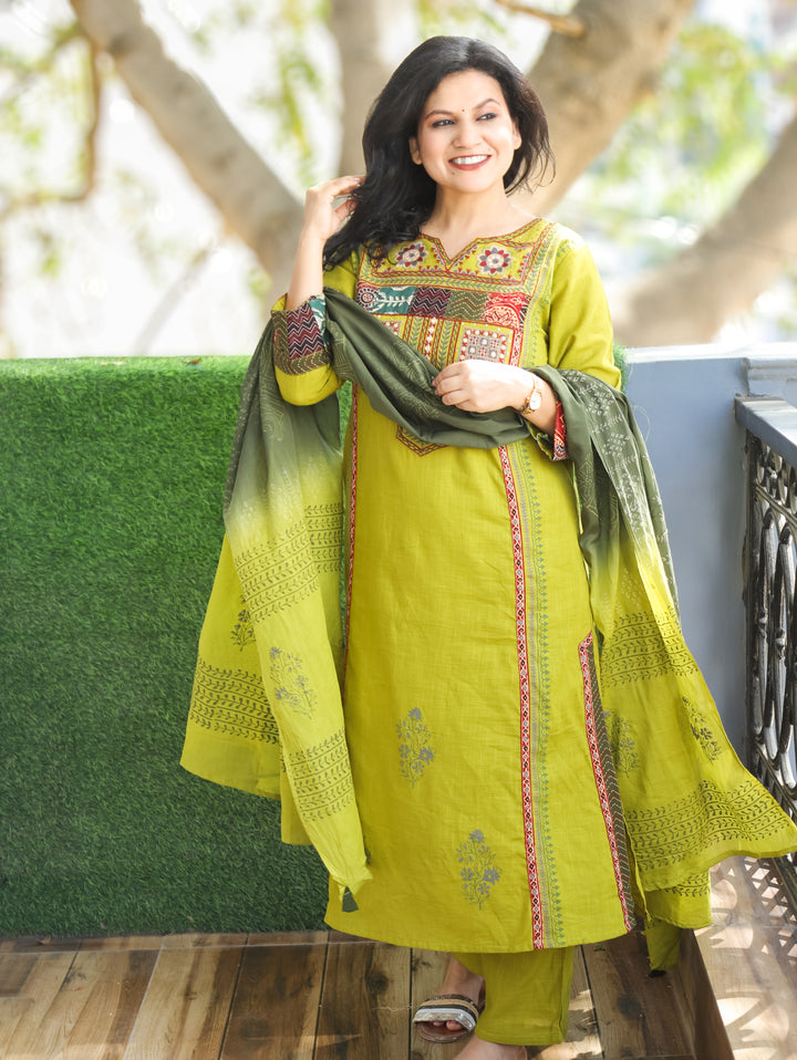 Swaroop Leaf Green Embriodered Neck Patch Panel Cotton 3 Piece Set with Pocket