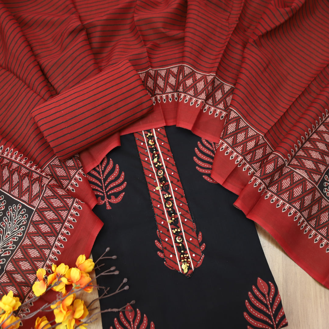 Yashvi Black with Kardana and Wood Hanging Patch Leaf Printed Cotton Set