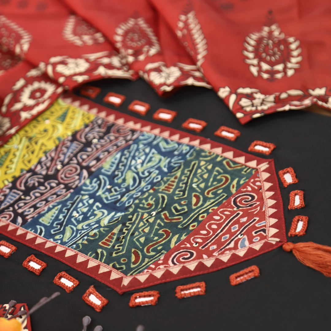 Saheli Ebony Black Mirror With Printed Yoke Cotton Set