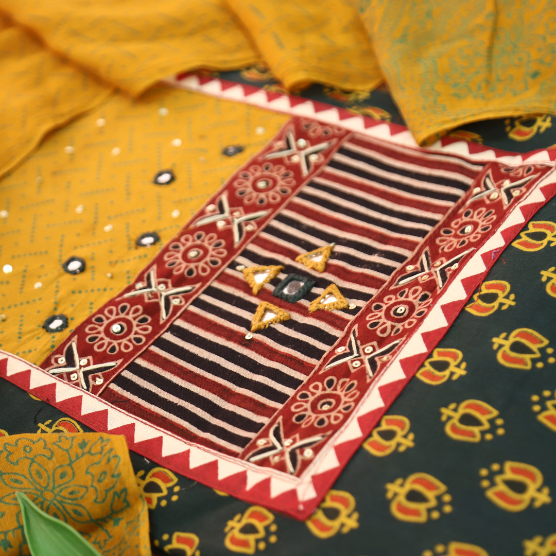 Saheli Pine Green Kutch Mirror Yoke Lotus Print Cotton Set