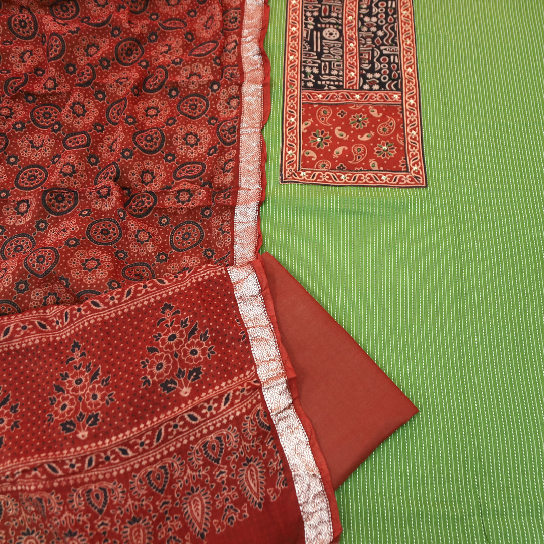 Maahi Forest Green Mirror Work Yoke in Running Cotton Set