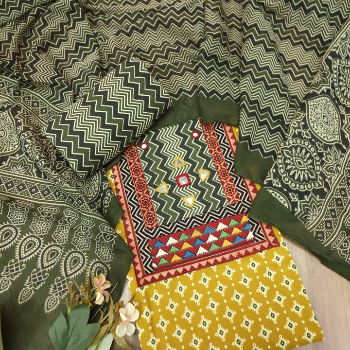 Vaniya Corn Yellow Zig-Zag Print Mirror Yoke Ajrakh Print Cotton Set