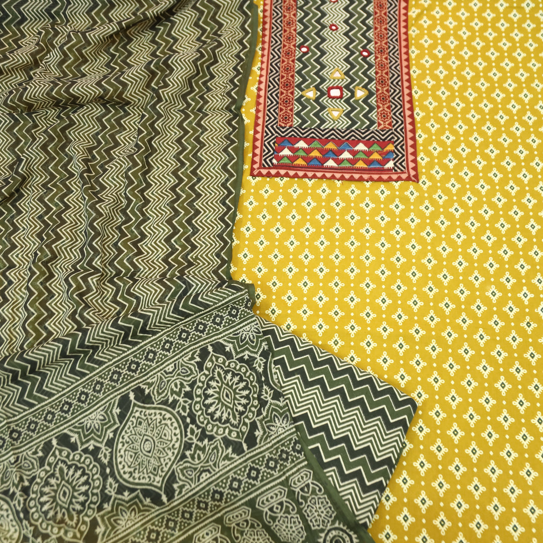 Vaniya Corn Yellow Zig-Zag Print Mirror Yoke Ajrakh Print Cotton Set