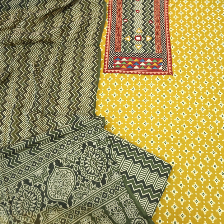 Vaniya Corn Yellow Zig-Zag Print Mirror Yoke Ajrakh Print Cotton Set