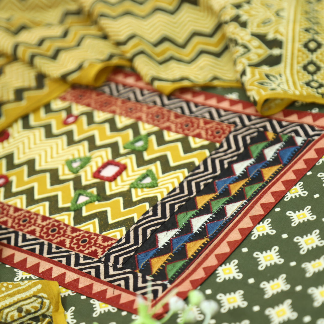 Vaniya Forest Green Zig-Zag Print Mirror Yoke Ajrakh Print Cotton Set