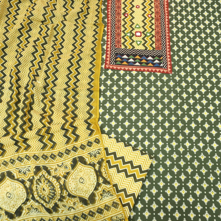 Vaniya Forest Green Zig-Zag Print Mirror Yoke Ajrakh Print Cotton Set