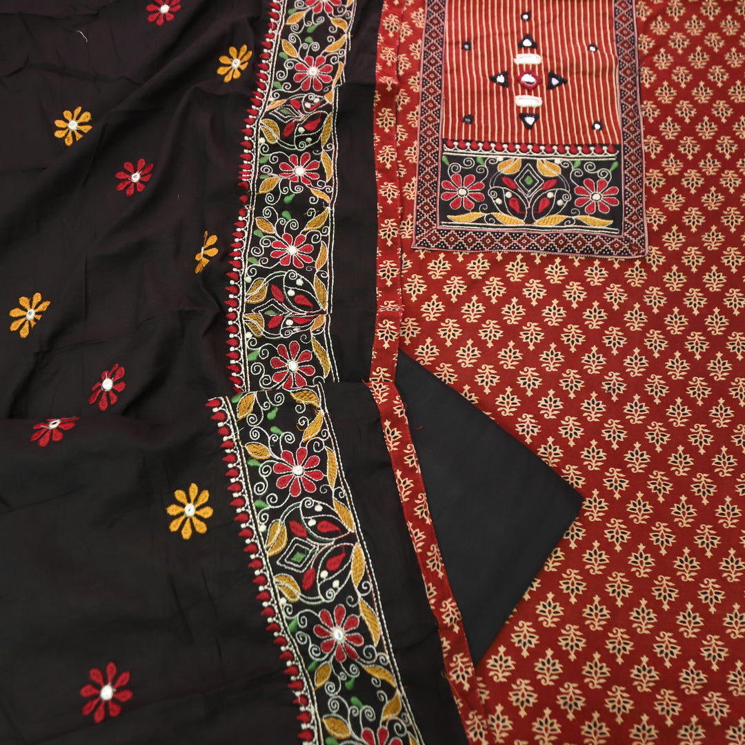Kudmayi Cherry Maroon Mirror Work In Kutch Work Cotton Set
