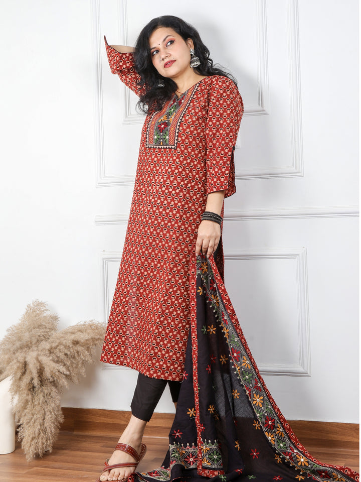 Khairiyat Jam Red Kutch Work Cotton Top With Cotton Dupatta 3 Piece Set