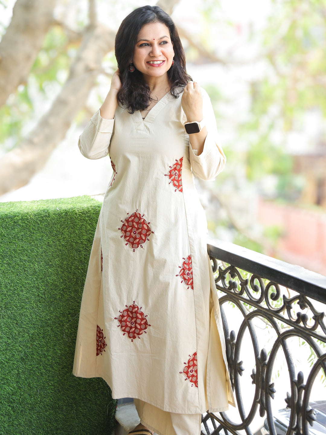 Chanda Creamy White V Neck Applique Work with Mirror Cotton Co-Ord Set