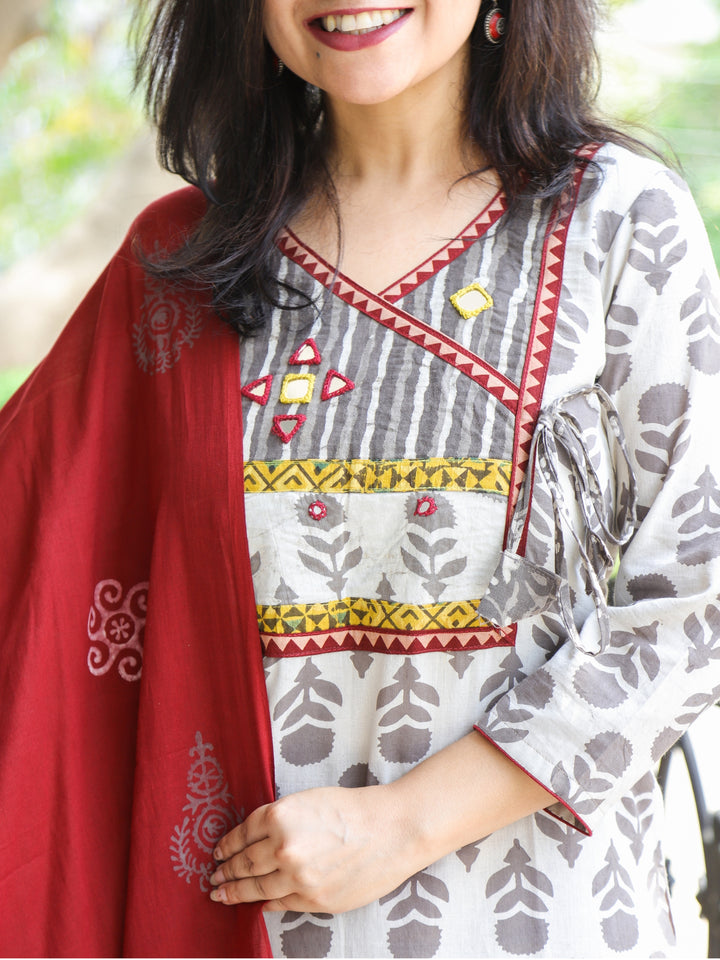 Aafeemi Ivory Beige Angrakha Kutch Neck Work Printed Cotton 3 Piece Set