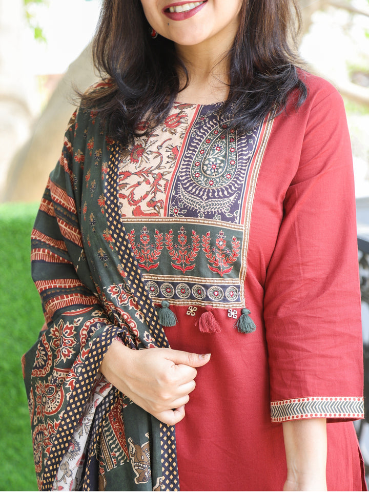 Aafeemi Barn Red Patch Neckline with Kardana Work Cotton 3 Piece Set