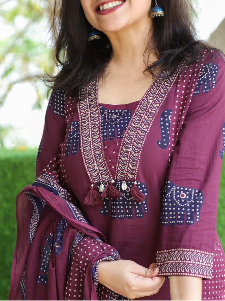 Aafeemi Plum Wine V Neck Kardana Embellish Neckline Gajj Print Cotton 3 Piece Set