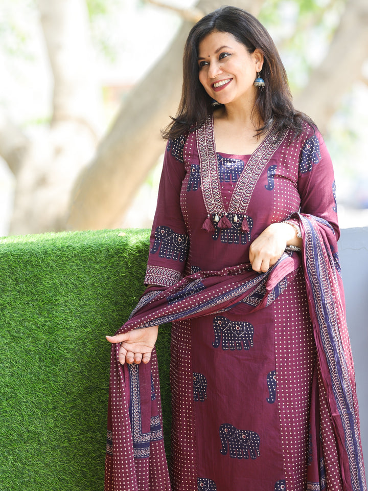 Aafeemi Plum Wine V Neck Kardana Embellish Neckline Gajj Print Cotton 3 Piece Set